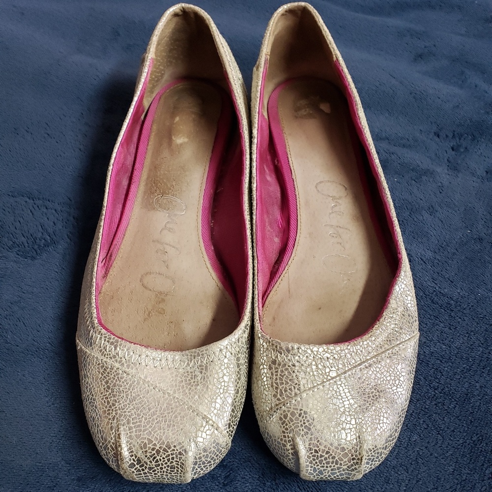 Tom's cute silver size 10 ballet flats excellent